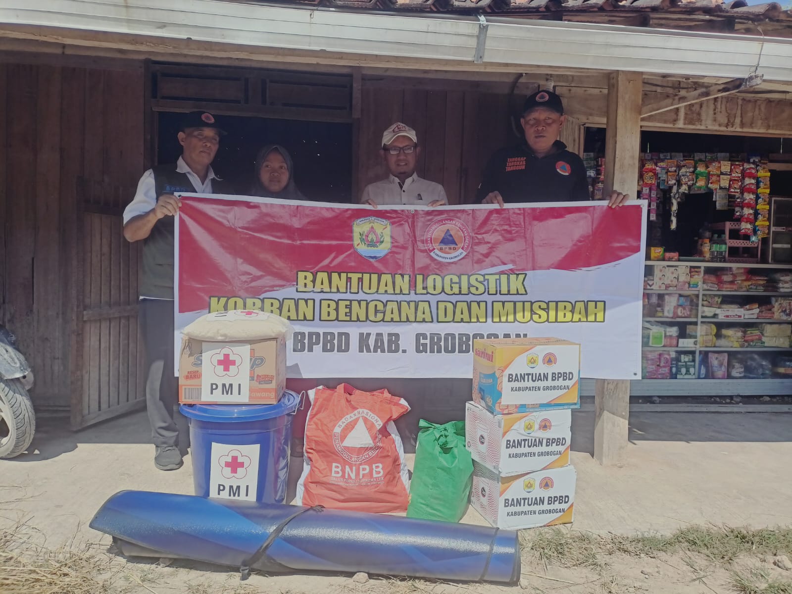 BPBD Grobogan Salurkan Bantuan Logistik untuk Korban Kebakaran di Dusun Krajan Desa Panunggalan